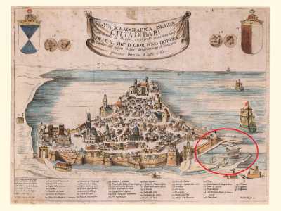 ...e cos� questo specchio d�acqua divenne il porto ufficiale della citt�, tanto che nelle carte nautiche e stampe del 700 � ben visibile tutto il golfo con velieri e barchette che l� vi ormeggiano